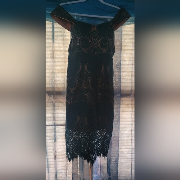 Elegant Green Lace Off-Shoulder Dress - Picture 5 of 6